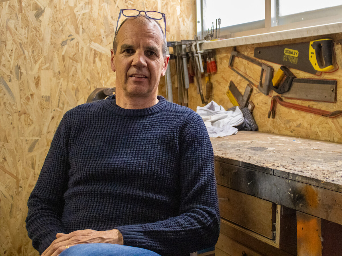 Van koekendoos tot klankkast: Kurt (54) maakt van koekendozen gitaren