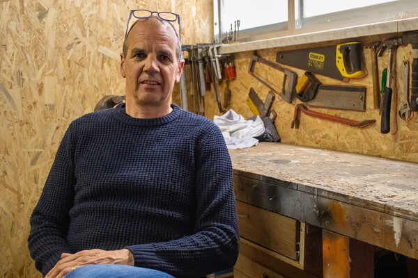 Van koekendoos tot klankkast: Kurt (54) maakt van koekendozen gitaren