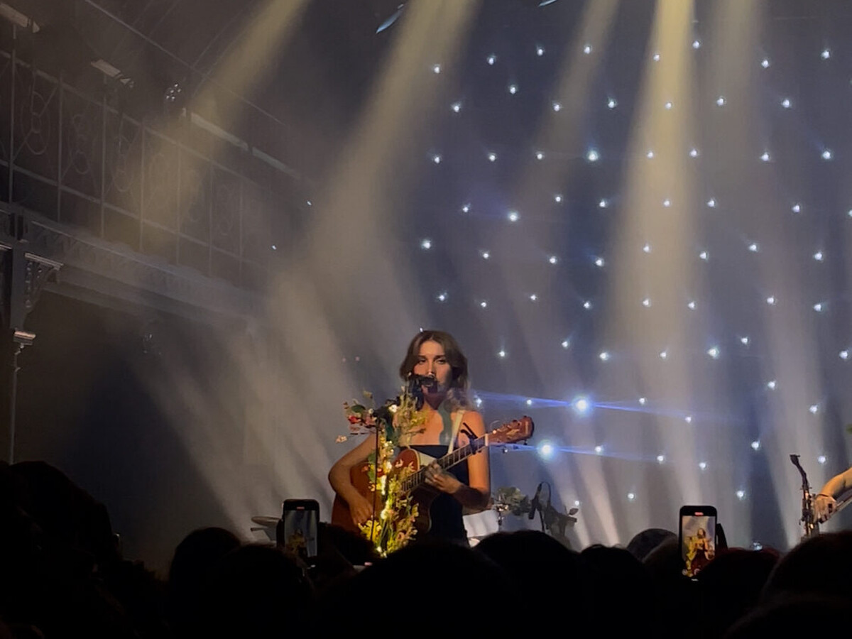 "This song is for Pedro Pascal", Sydney Roses intieme concert in Botanique