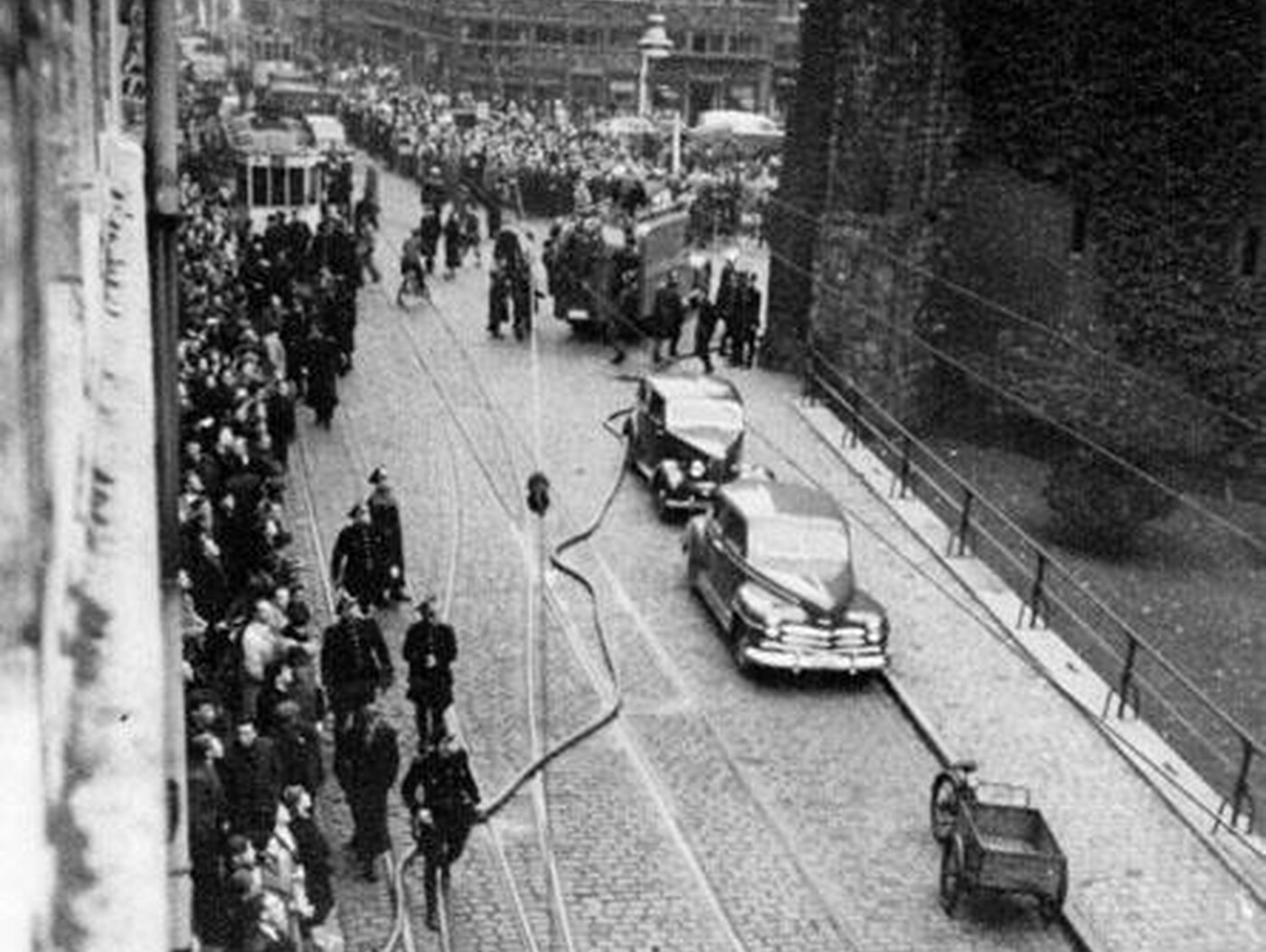 Politie en brandweer zetten man en macht in, omstaanders zijn onder de indruk