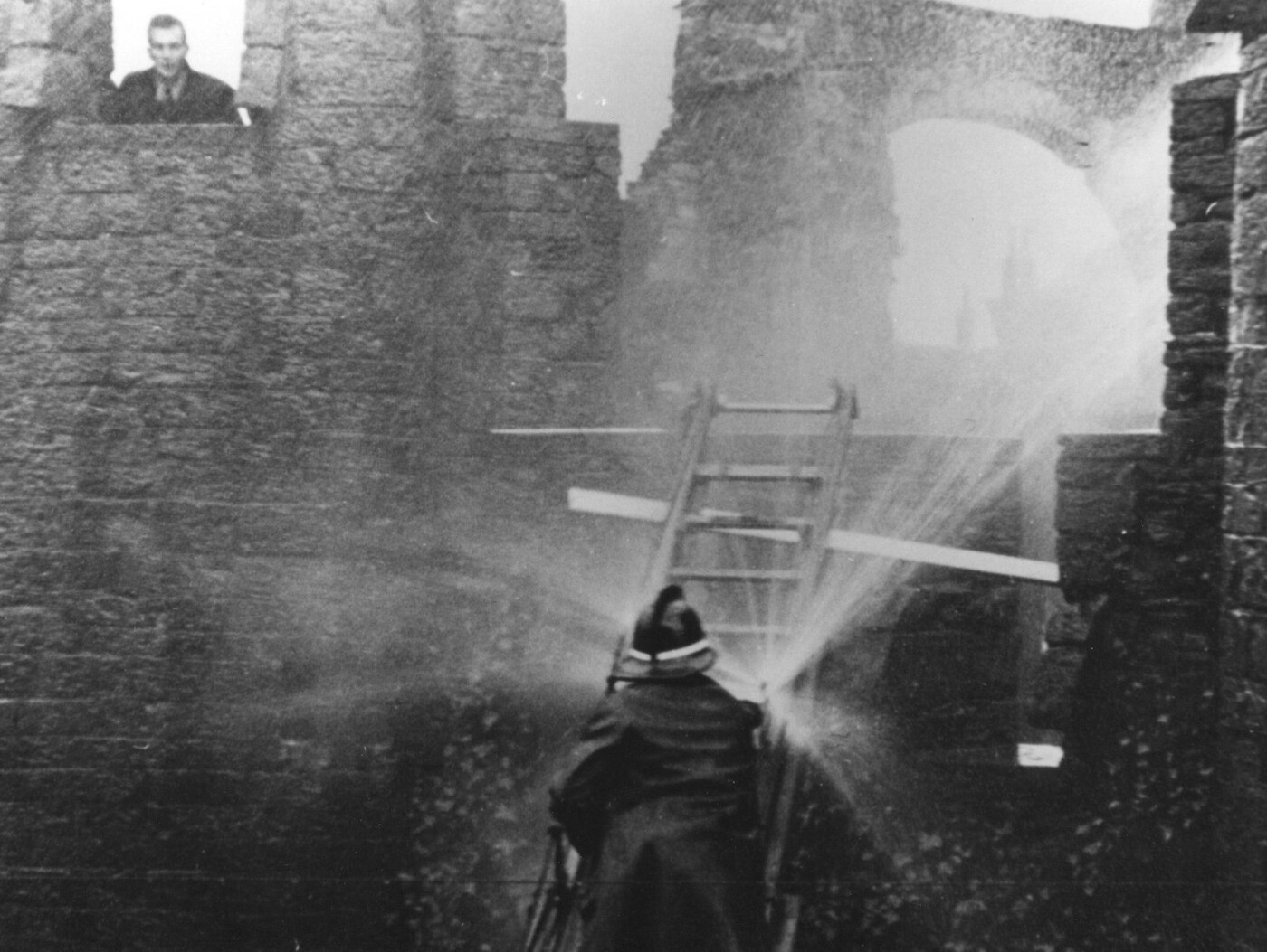 Brandweer en politie zetten waterspuiten in om de studenten te verjagen