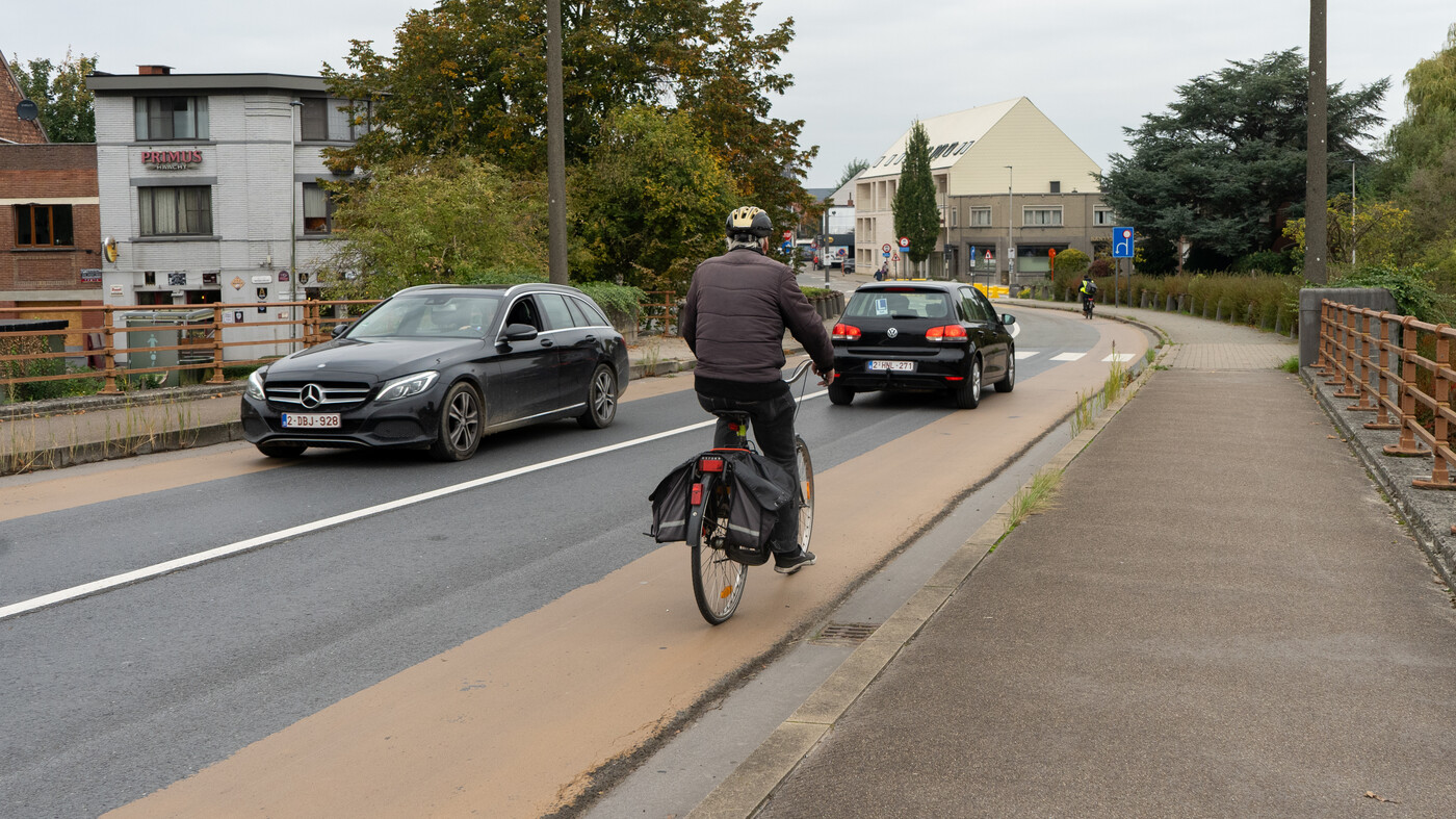 De Gentbruggebrug blijft een knelpunt smal zonder fietspad en met druk autoverkeer.
