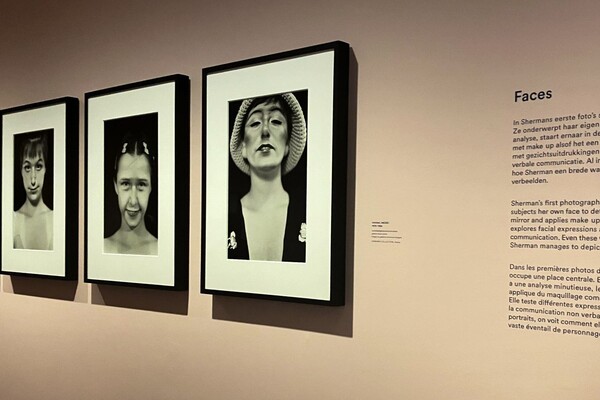 Cindy Sherman in het FOMU: Een spelletje ‘zoek de gelijkenissen’