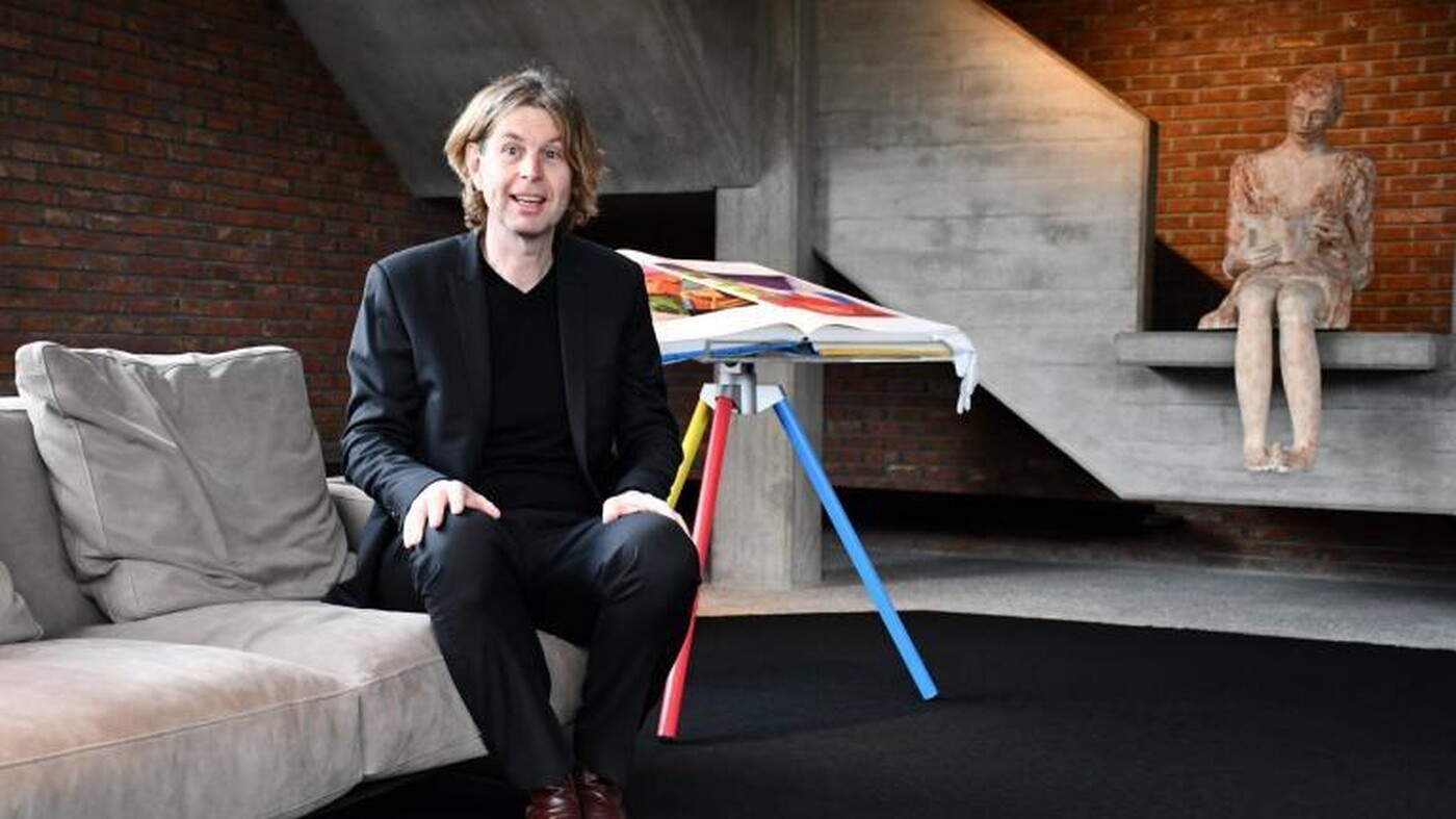 candid picture of Karel Verhoeven on his couch