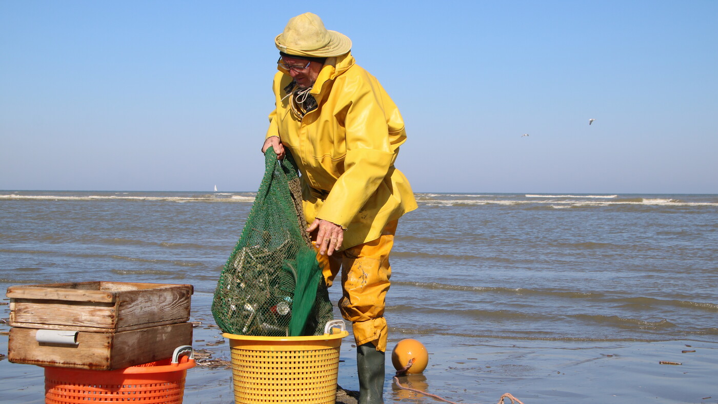 Stefaan empties his net.