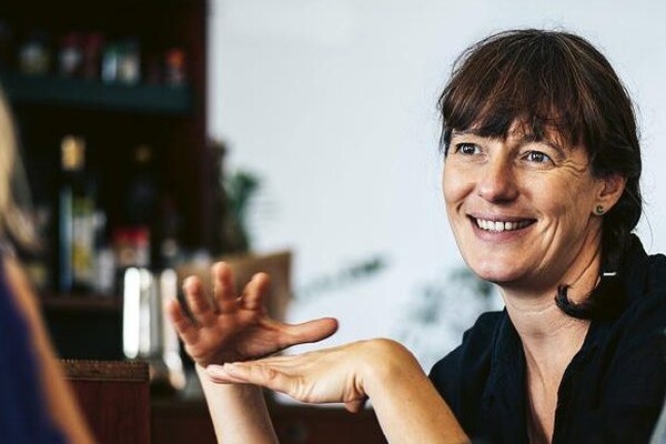 Barbara Raes tourt internationaal met ‘Zon Dag Kind’