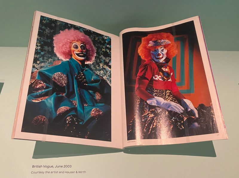 Magazine met Shermans werk (Foto: Nina Rogge)