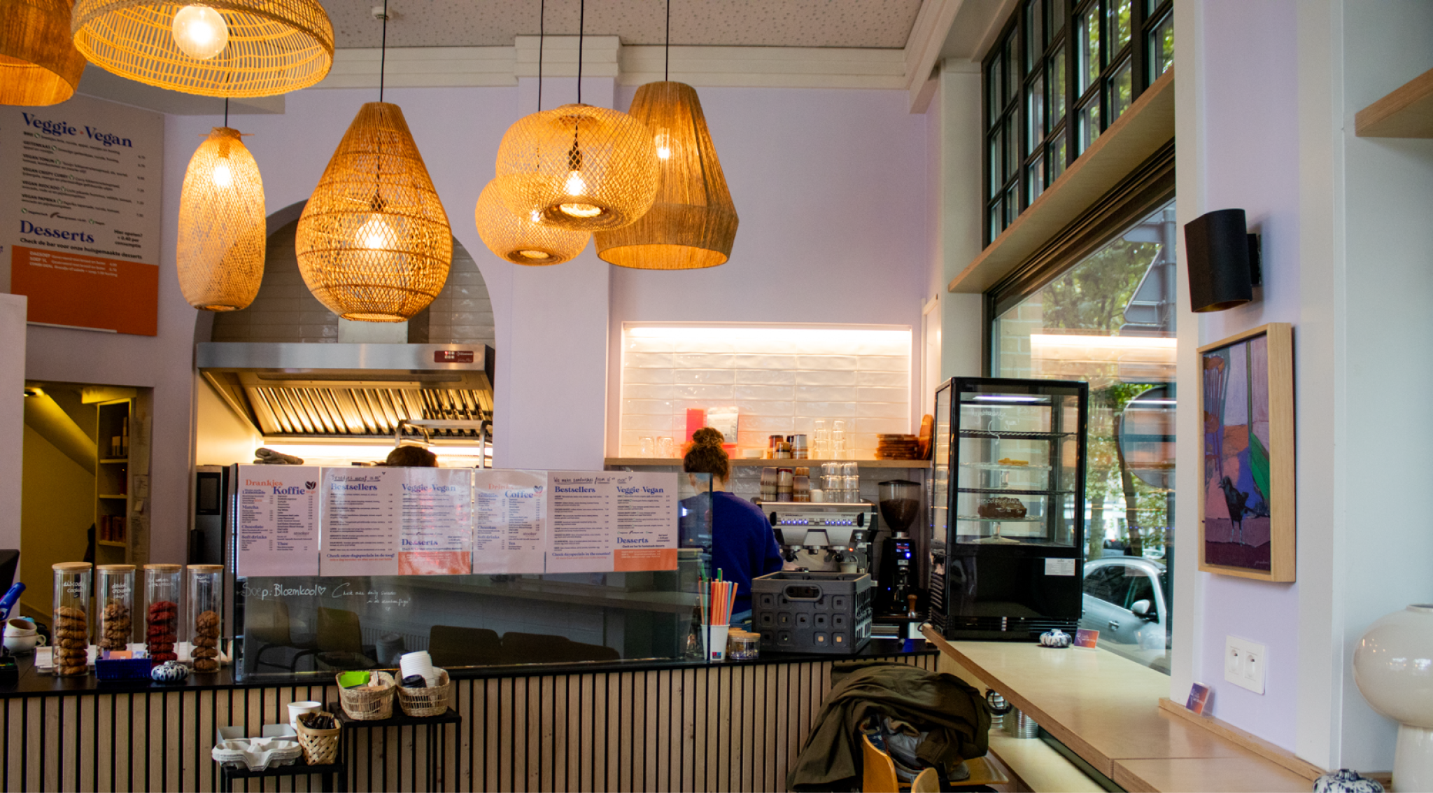 De menukaart vind je overal doorheen de zaak (Foto: Magali De Zutter)