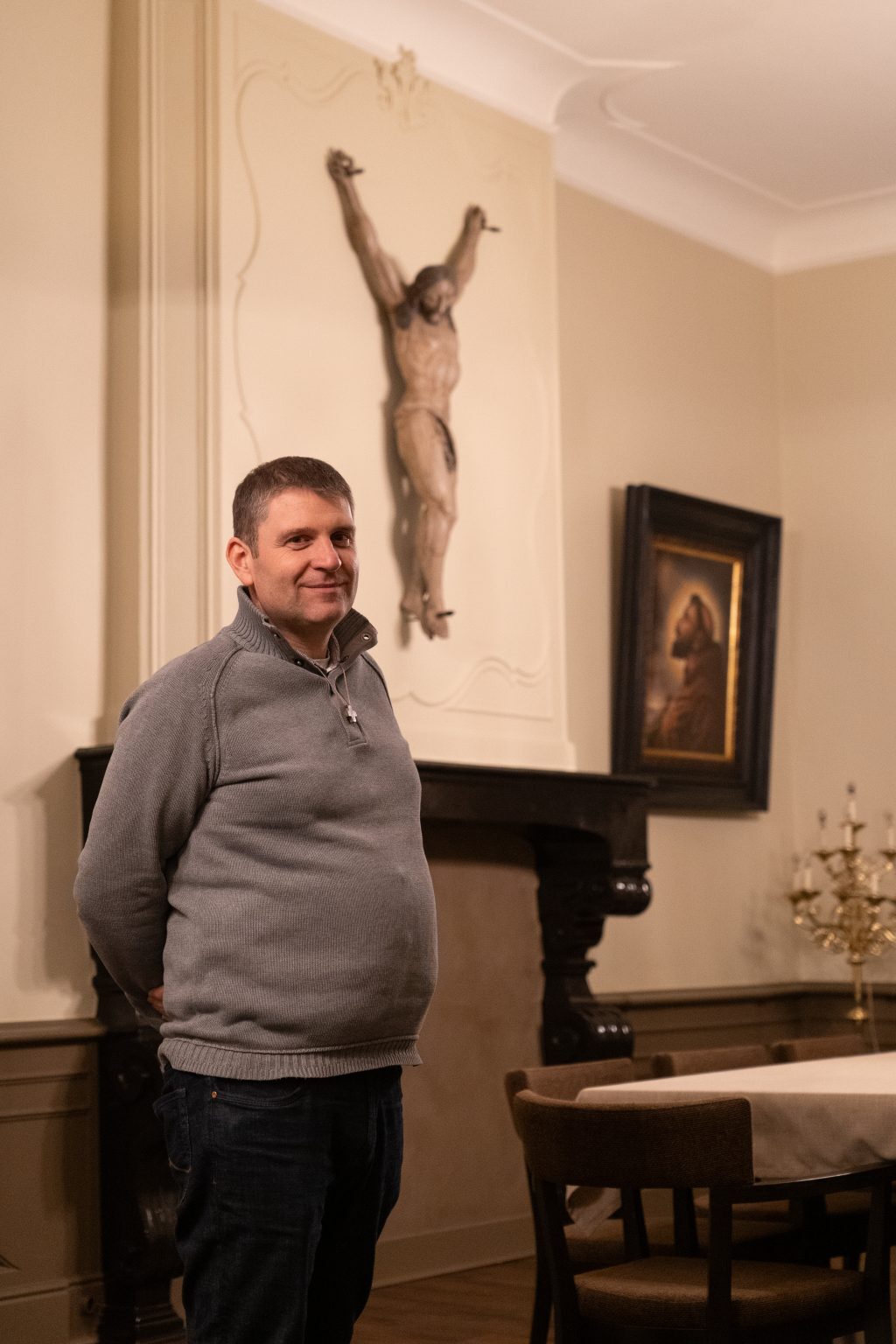 Alexander Vandaele in zijn pastorij (Foto: Alexander van Nunen)