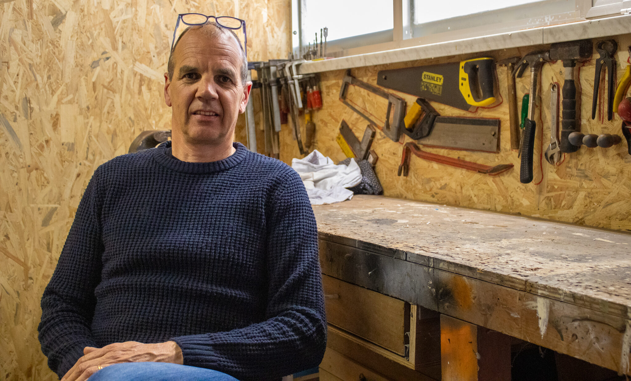 Van koekendoos tot klankkast: Kurt (54) maakt van koekendozen gitaren