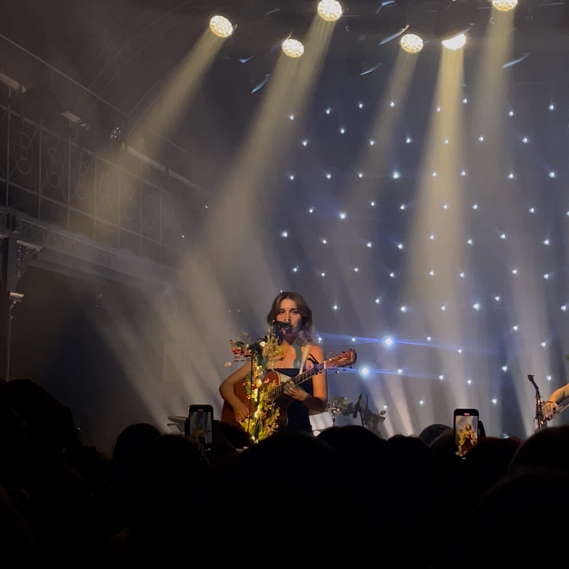 "This song is for Pedro Pascal", Sydney Roses intieme concert in Botanique