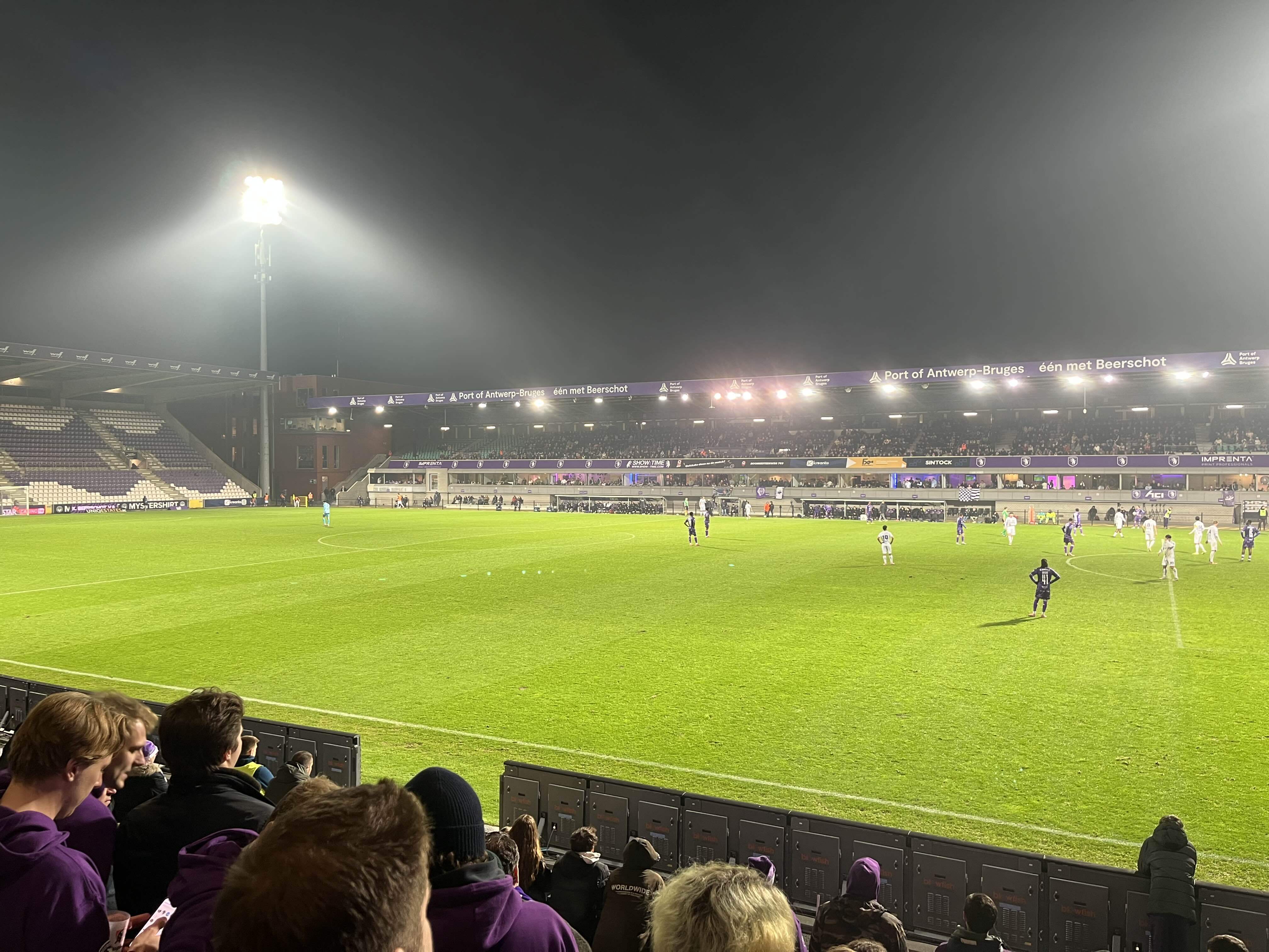 Beerschotsupporters applaudisseren minutenlang tijdens ereronde oud-spelers